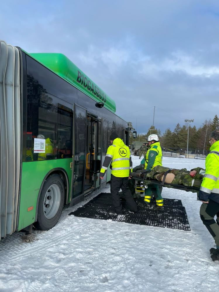 Stort civilt logistiklager med välordnade pallar och hyllor.